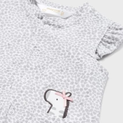 Body de bebé cinza claro com padrão de manchas e aplique de elefante