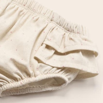 Calções de bebé creme com pontos cor-de-rosa e folho lateral