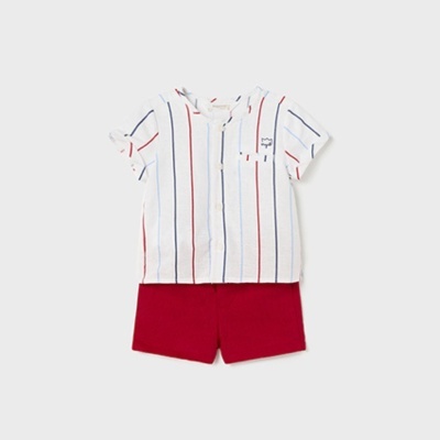 Conjunto infantil com t-shirt riscada e calções vermelhos