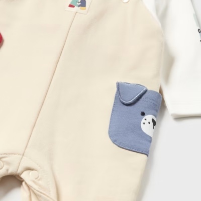 Macacão de bebé creme com bolso azul decorado e camisa branca