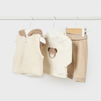 Conjunto de roupa para bebé com colete de pelo sintético, camisola com urso bordado e calças bege pendurados