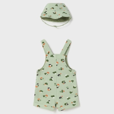 Conjunto infantil macacão verde claro com alças e chapéu de padrão manchado colorido