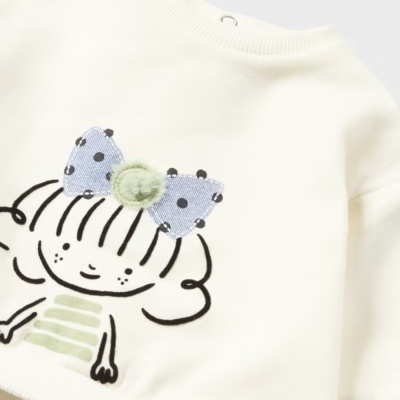 Sweatshirt creme infantil com estampa de menina e laço azul com pintas pretas