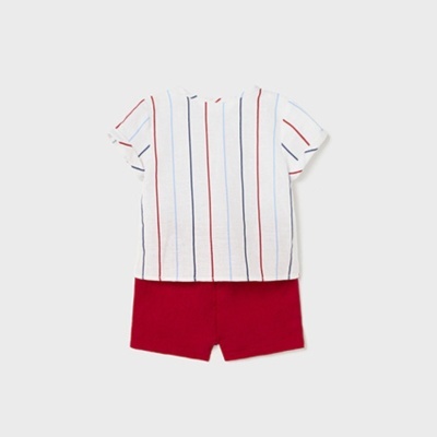 Conjunto infantil com t-shirt de riscas brancas, vermelhas e azuis e calções vermelhos