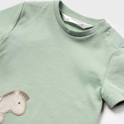 Camisola de bebê verde clara com aplicação animal e botão de pressão no ombro