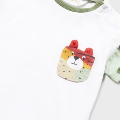 T-shirt bebé branca com bolso de urso colorido e gola e mangas verdes