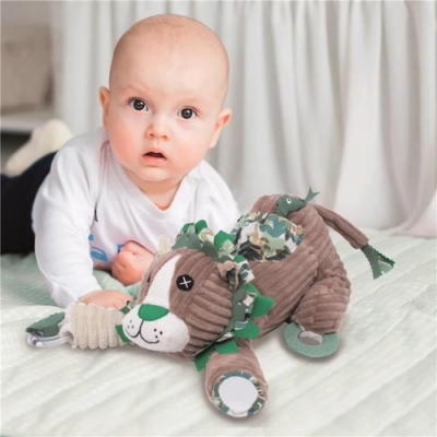 Bebé com brinquedo de peluche leão cinzento e verde