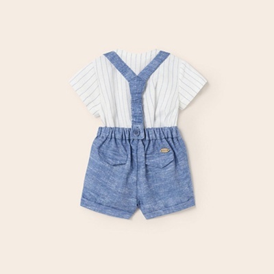 Roupa de bebé com t-shirt às riscas e calções azuis com alças cruzadas