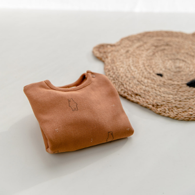 Camisola castanha de criança com desenhos de ursos e tapete de urso tecido