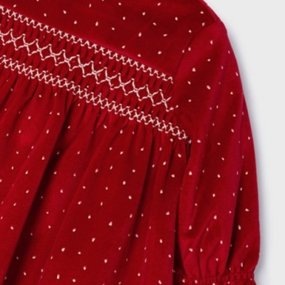 Vestido vermelho com pontos brancos e bordados na parte superior