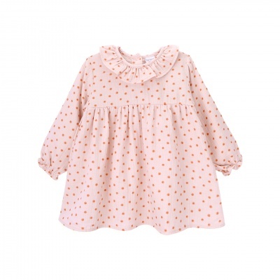 Vestido rosa claro com flores laranja e gola com folhos