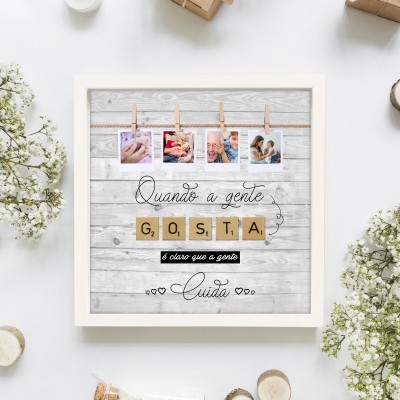 Quadro decorativo com fotos penduradas e texto em português 'Quando a gente GOSTA é claro que a gente Cuida'