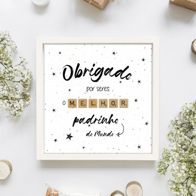 Quadro branco com frase de agradecimento em português com letras de Scrabble e estrelas decorativas.