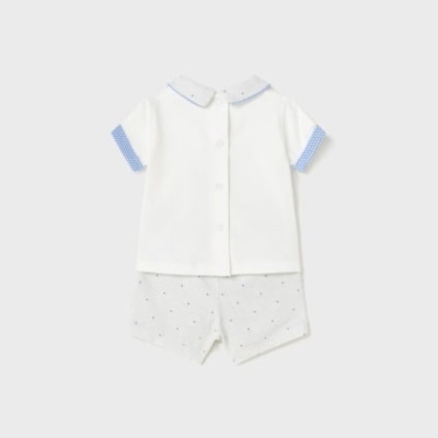 Roupa infantil com camisa branca e calções brancos com padrões azuis