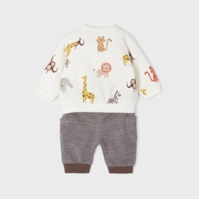 Conjunto de roupa de bebé com camisola branca estampada de animais e calças cinzentas com punhos castanhos