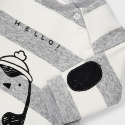 Pijama de bebé com riscas cinza e branco e desenho de pinguim