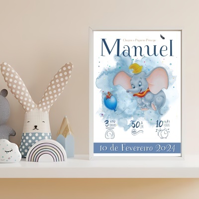 Cartaz infantil branco com ilustração de elefante cinzento e texto, numa prateleira com brinquedos
