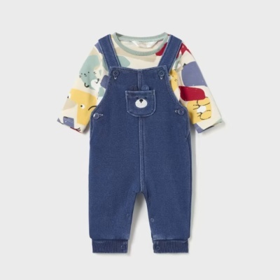 Conjunto de roupa de bebé com jardineiras azuis e camisola colorida com padrões de animais.