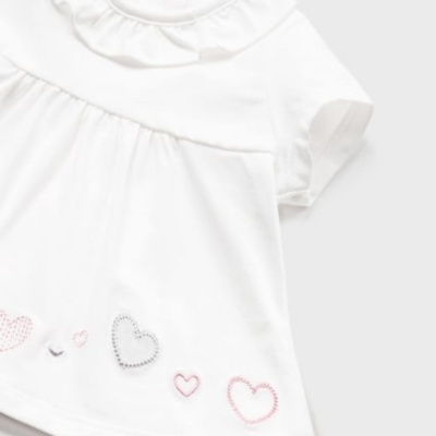 Camisola branca de manga curta com bordados de corações na parte inferior