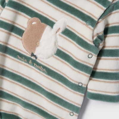 Roupa infantil listrada com aplicação de urso e coelho, bordado 'mix & match'