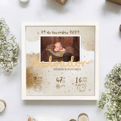 Quadro de nascimento com foto de bebé e informações do nascimento em madeira branca