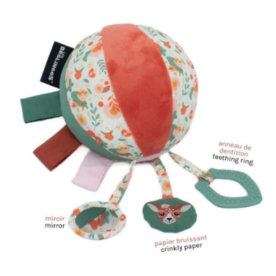 Bola de bebé com padrões florais e acessórios pendurados