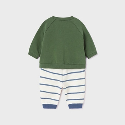 Conjunto de roupa para bebé, camisola verde e calças brancas às riscas azuis