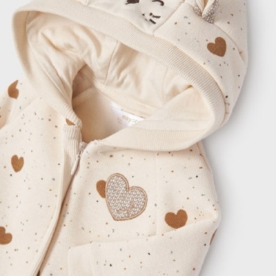 Macacão de bebé creme com corações castanhos e capuz