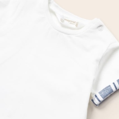 Camiseta branca básica com detalhe azul e branco na manga e etiqueta 'mayoral'