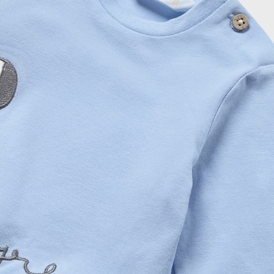 Camisola azul clara para bebé com botão de madeira no ombro