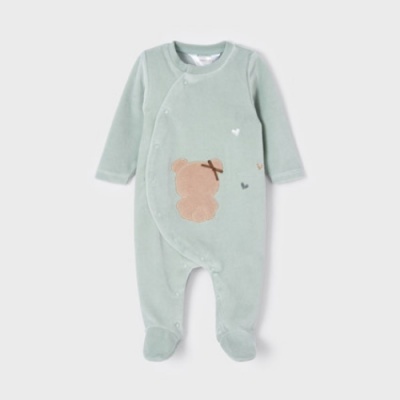 Macacão verde-água para bebé com ursinho bordado e fecho com botões