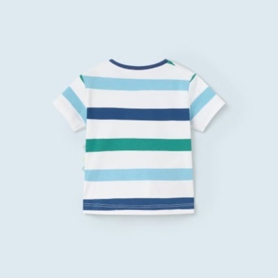 T-shirt infantil às riscas com mangas curtas sobre fundo azul claro