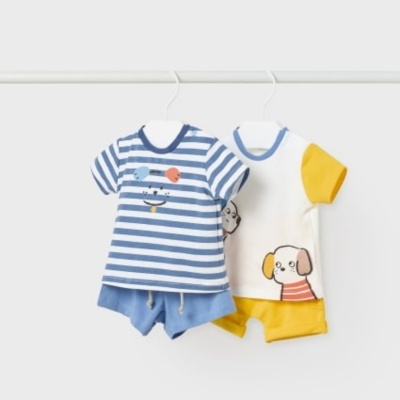 Conjunto roupa bebé com camisola riscada azul e branca e calções azuis, e camisola branca com manga amarela e cão estampado com calções amarelos