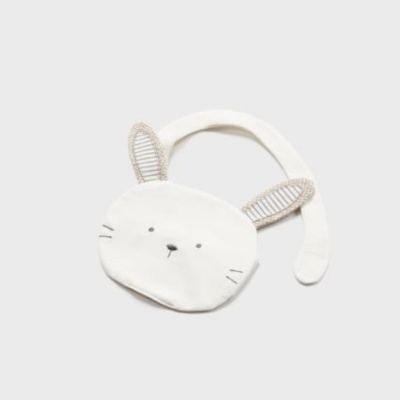 Bolsa pequena em tecido branco em forma de coelho com alça e orelhas