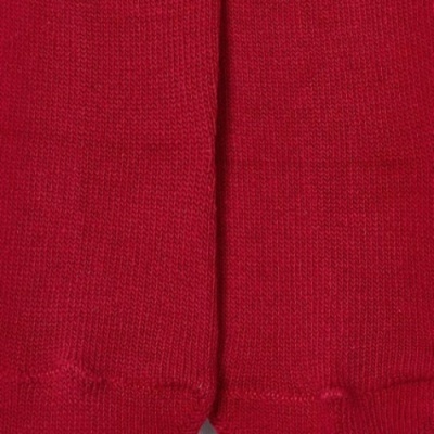 Meias vermelhas de malha fina lado a lado