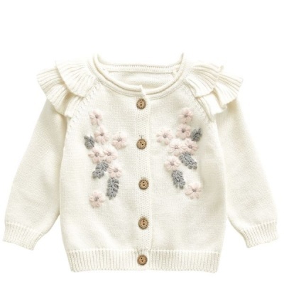 Casaco branco de malha com botões e bordados florais