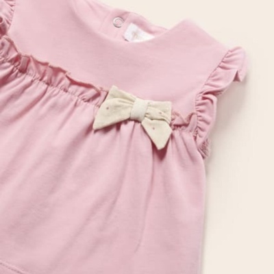 Vestido cor-de-rosa para bebé com laço bege no peito