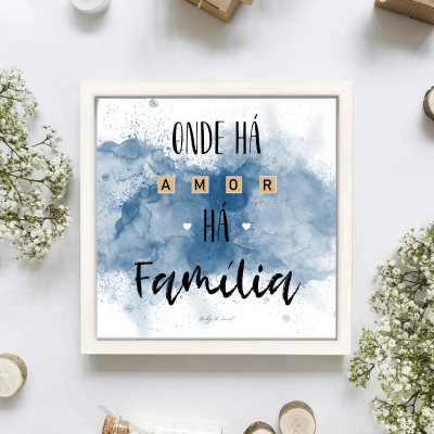 Quadro decorativo com texto em português em fundo azul aquarelado com moldura branca e elementos decorativos ao redor