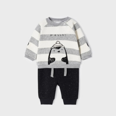 Conjunto de bebé com camisola às riscas cinza e branco e calças pretas.
