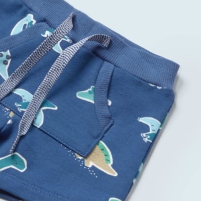 Calças de criança azuis com padrão de dinossauros e cordão branco azul