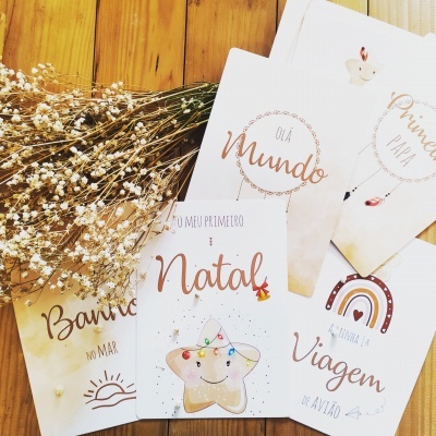 Cinco cartões infantis ilustrados com textos em português e ramos secos sobre superfície de madeira.