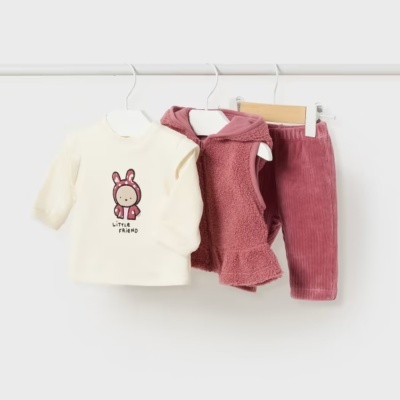 Conjunto de roupa de bebé com camisola branca, colete cor-de-rosa peludo e calças de veludo cor-de-rosa