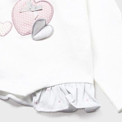 Camisola branca para criança com aplicação de corações e gola com babado