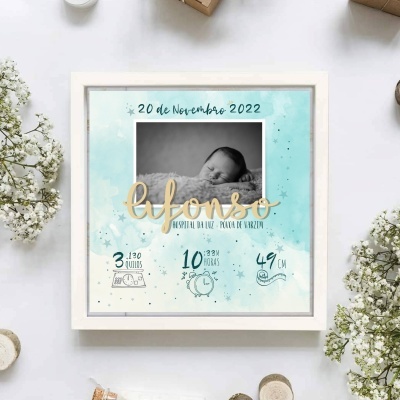 Quadro decorativo com fotografia de bebé e texto informativo em fundo azul com estrelas