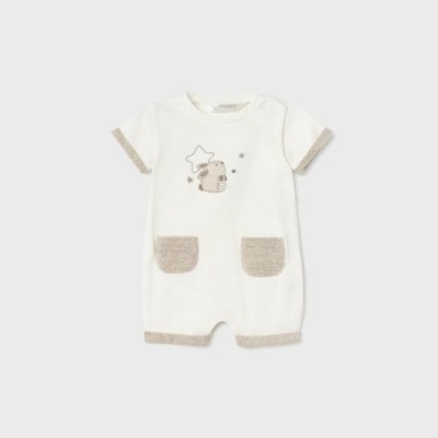 Macacão curto branco para bebé com detalhes beges e bordado de estrela e ursinho