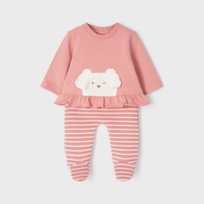 Conjunto de bebé rosa com camisola e calças às riscas brancas.