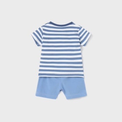 Conjunto infantil de camisola às riscas azul e branca e calções azuis claros