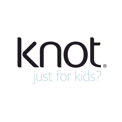 Logótipo com 'knot' em preto e 'just for kids?' em azul claro num fundo branco