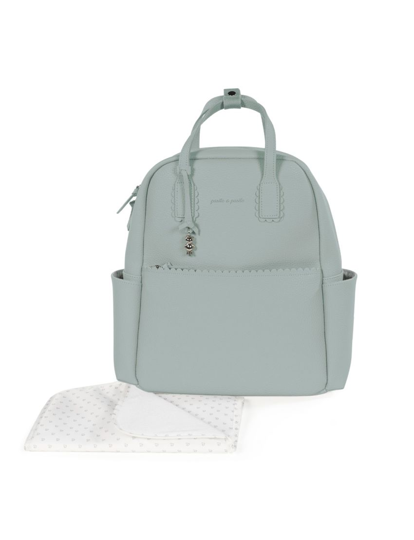 Mochila cinza claro com pingente e pano branco com corações cinza