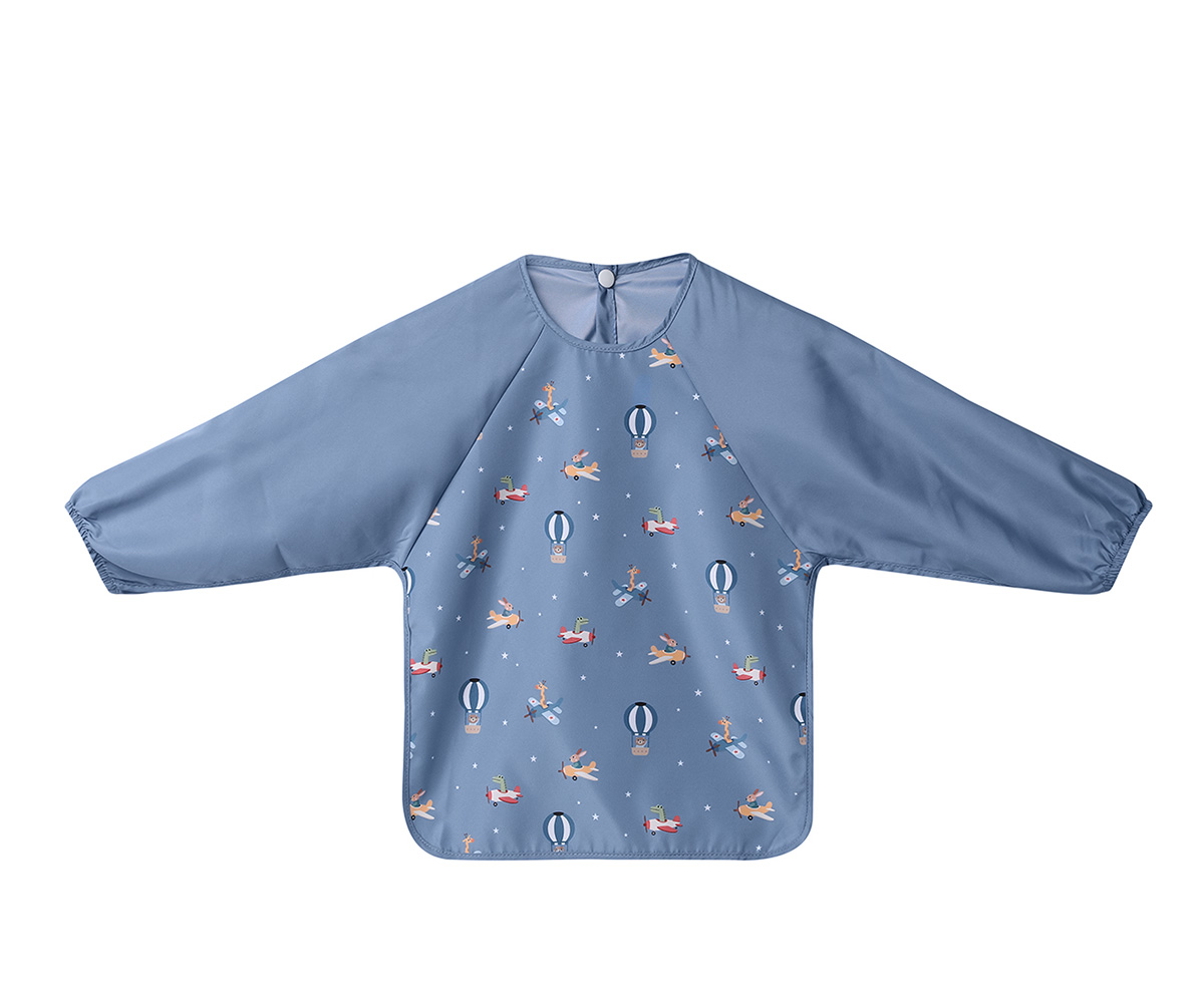 Babete infantil azul com estampado de balões e aviões e mangas compridas.